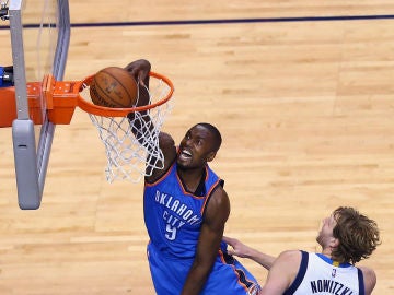 Ibaka machaca el aro ante Nowitzki