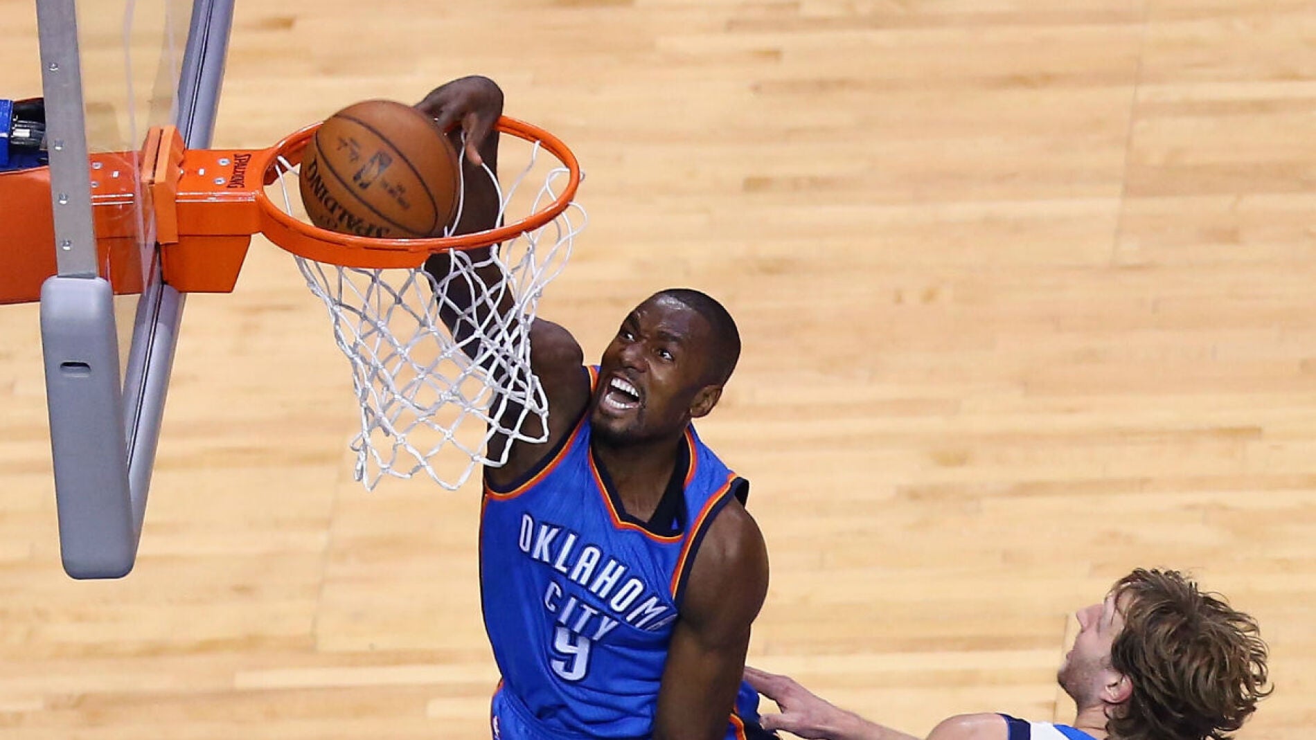 Ibaka machaca el aro ante Nowitzki