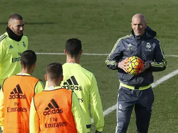 Zidane, en el entrenamiento en Valdebebas Zidane, en el entrenamiento en Valdebebas