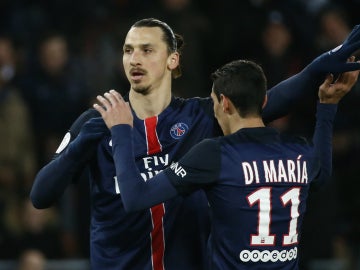 Ibrahimovic se abraza a Di María