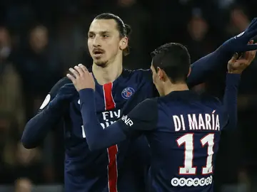 Ibrahimovic se abraza a Di María Ibrahimovic se abraza a Di María