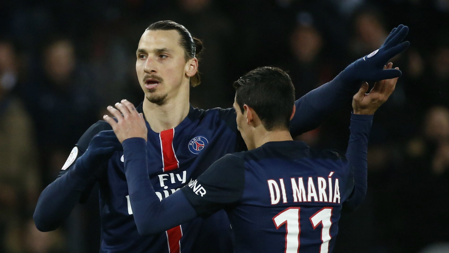Ibrahimovic se abraza a Di Mar&iacute;a