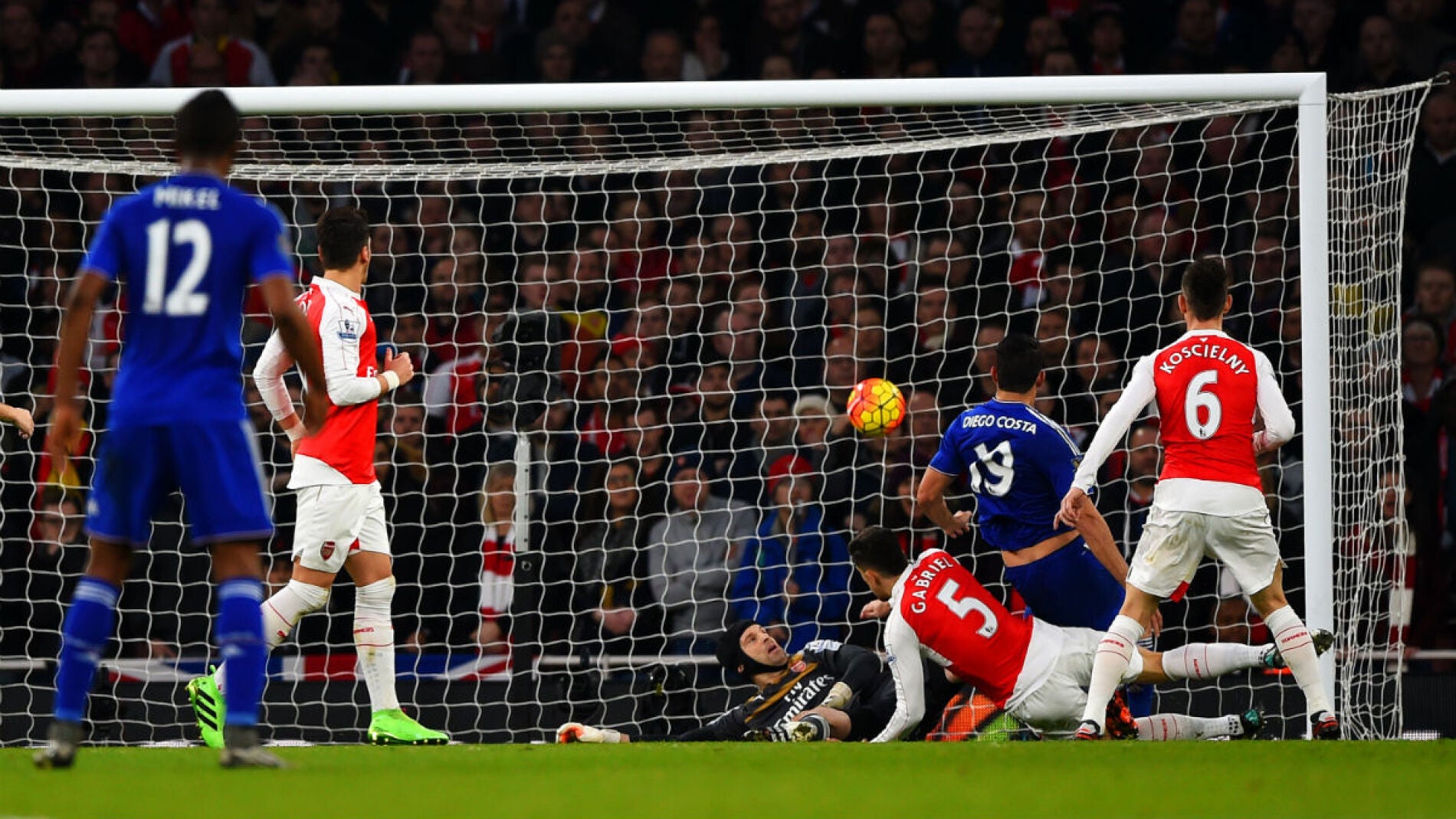 Diego Costa marca ante el Arsenal