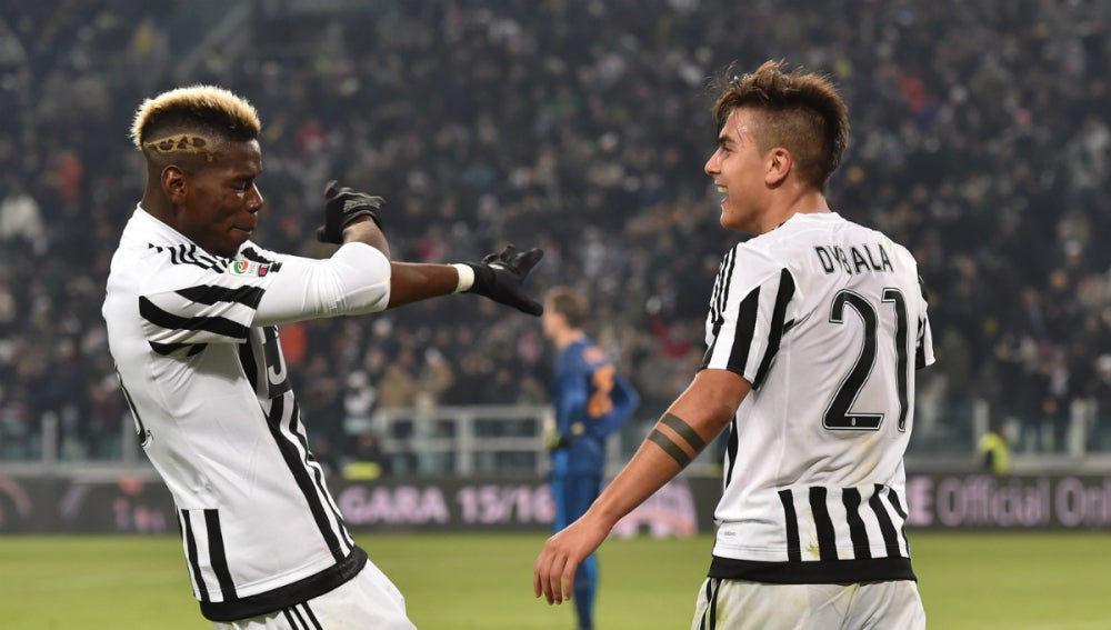 Dybala celebra un gol con Pogba