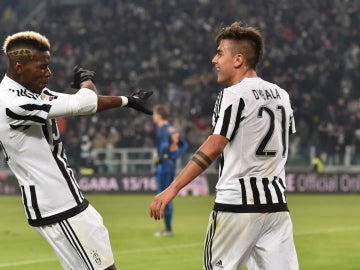 Dybala celebra un gol con Pogba