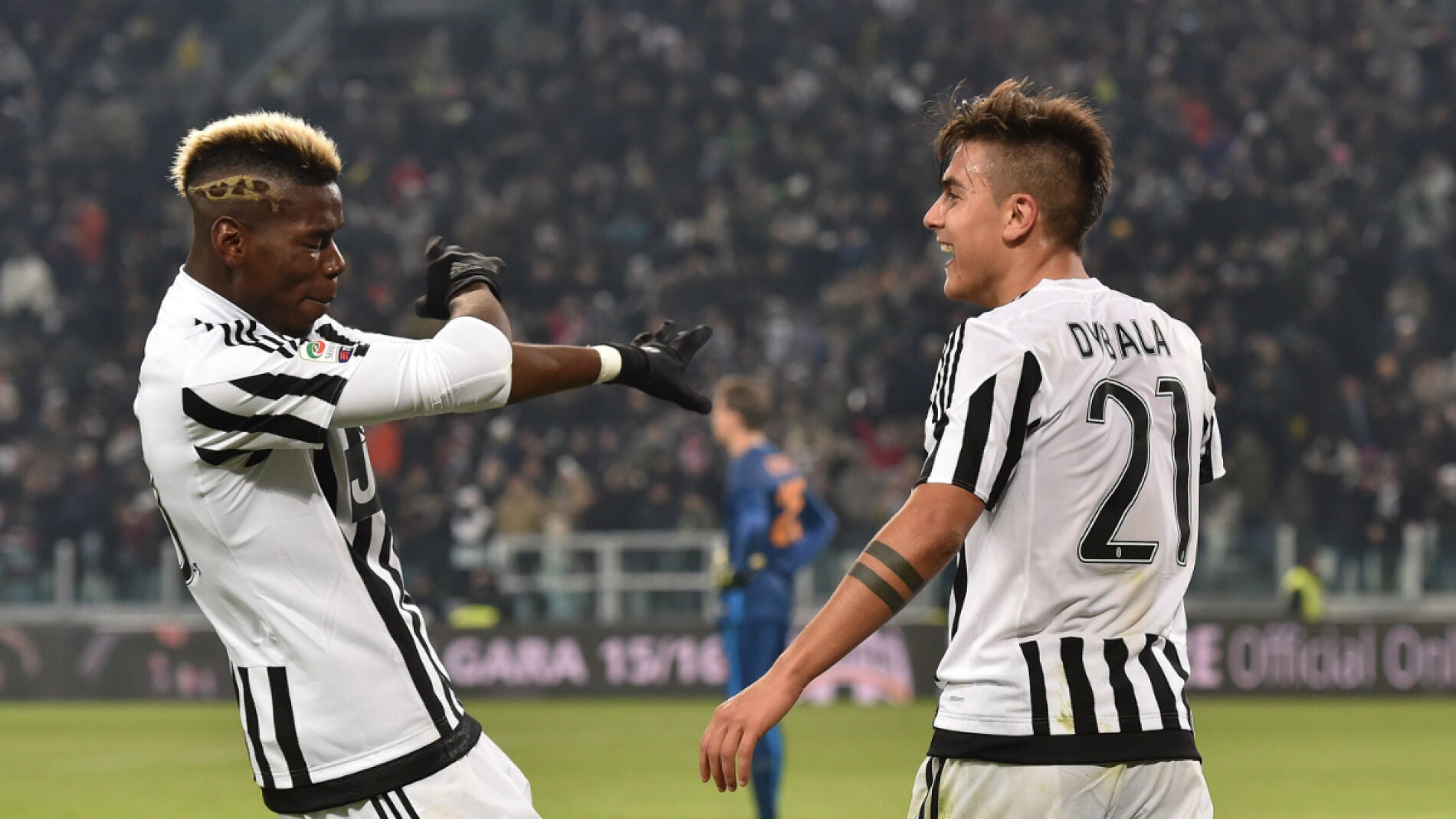 Dybala celebra un gol con Pogba