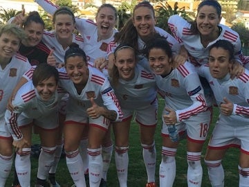 Selección femenina de fútbol tras batir a Montenegro
