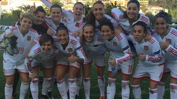Selección femenina de fútbol tras batir a Montenegro