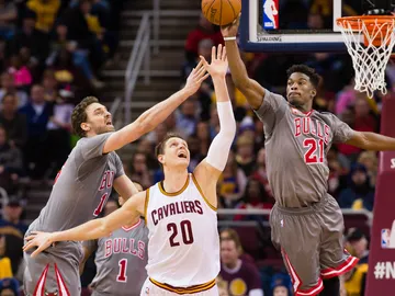 Gasol y Butler defienden a Mozglov Gasol y Butler defienden a Mozglov