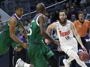 Sergio Rodríguez (d), bota el balón ante los jugadores del Unicaja, Richard Hendrix (i) y Jamar Smith (c) Sergio Rodríguez (d), bota el balón ante los jugadores del Unicaja, Richard Hendrix (i) y Jamar Smith (c)