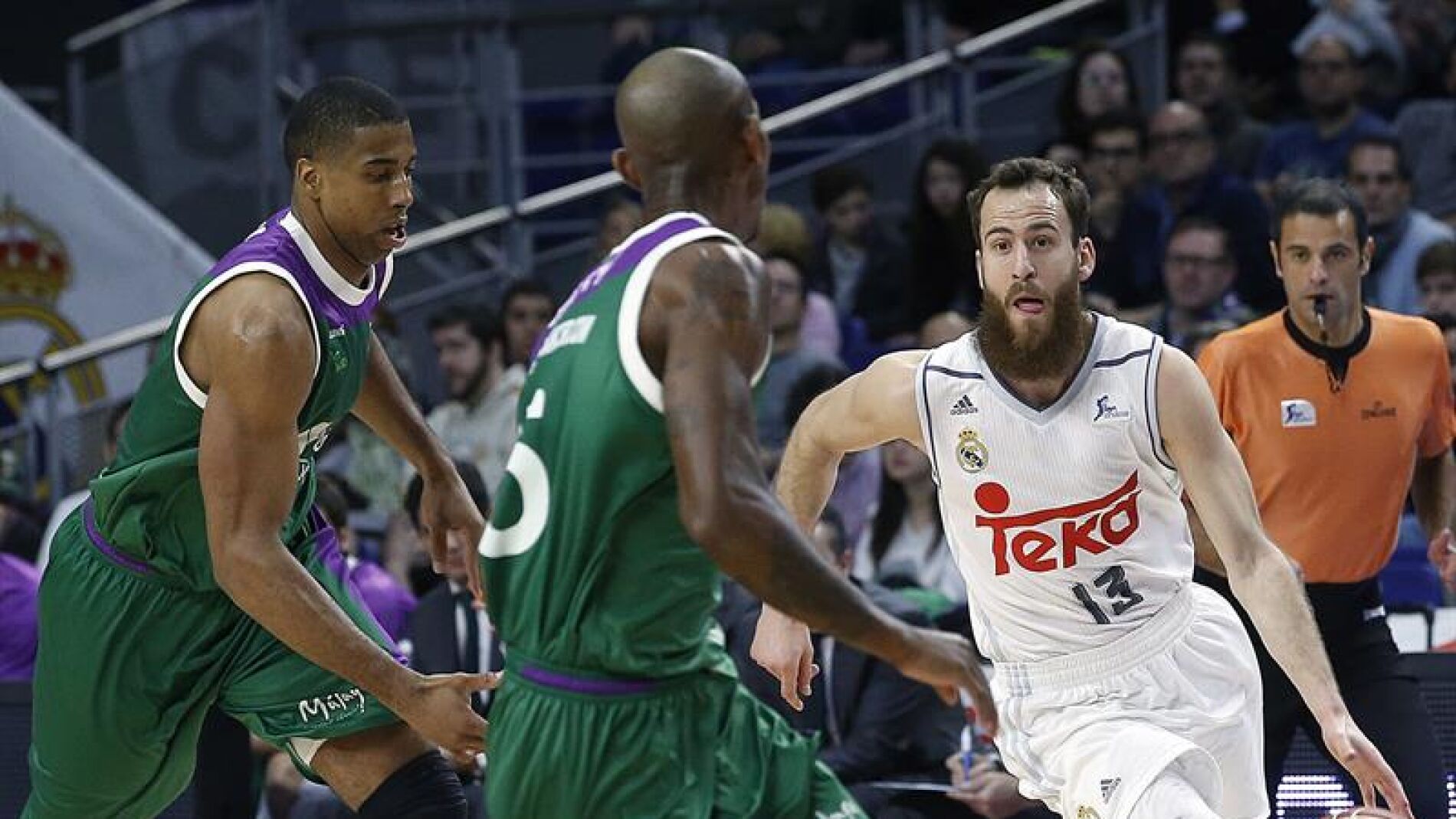 Sergio Rodr&iacute;guez (d), bota el bal&oacute;n ante los jugadores del Unicaja, Richard Hendrix (i) y Jamar Smith (c)