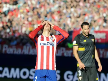 Griezmann se lamenta ante Rami Griezmann se lamenta ante Rami