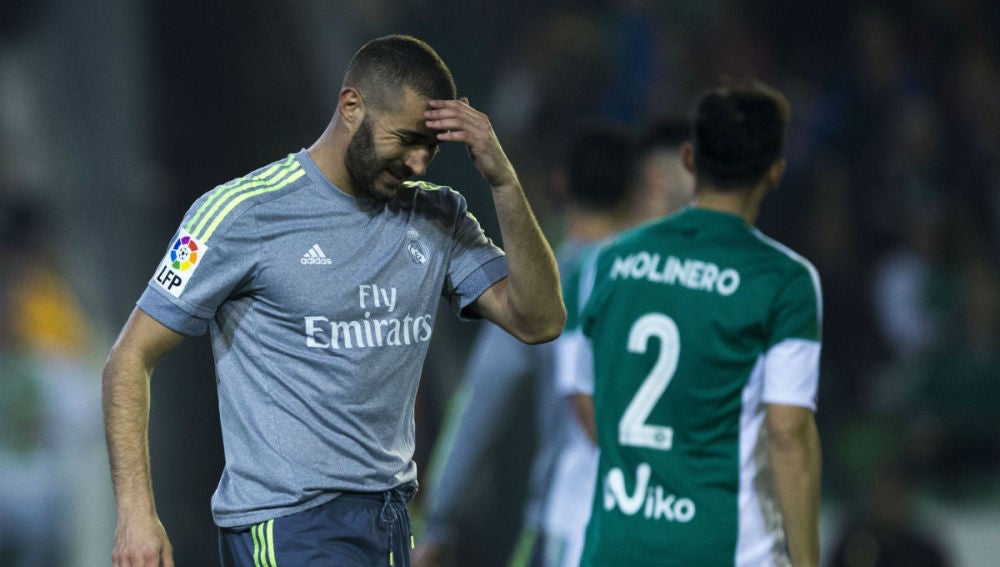 Benzema se lamenta tras una jugada
