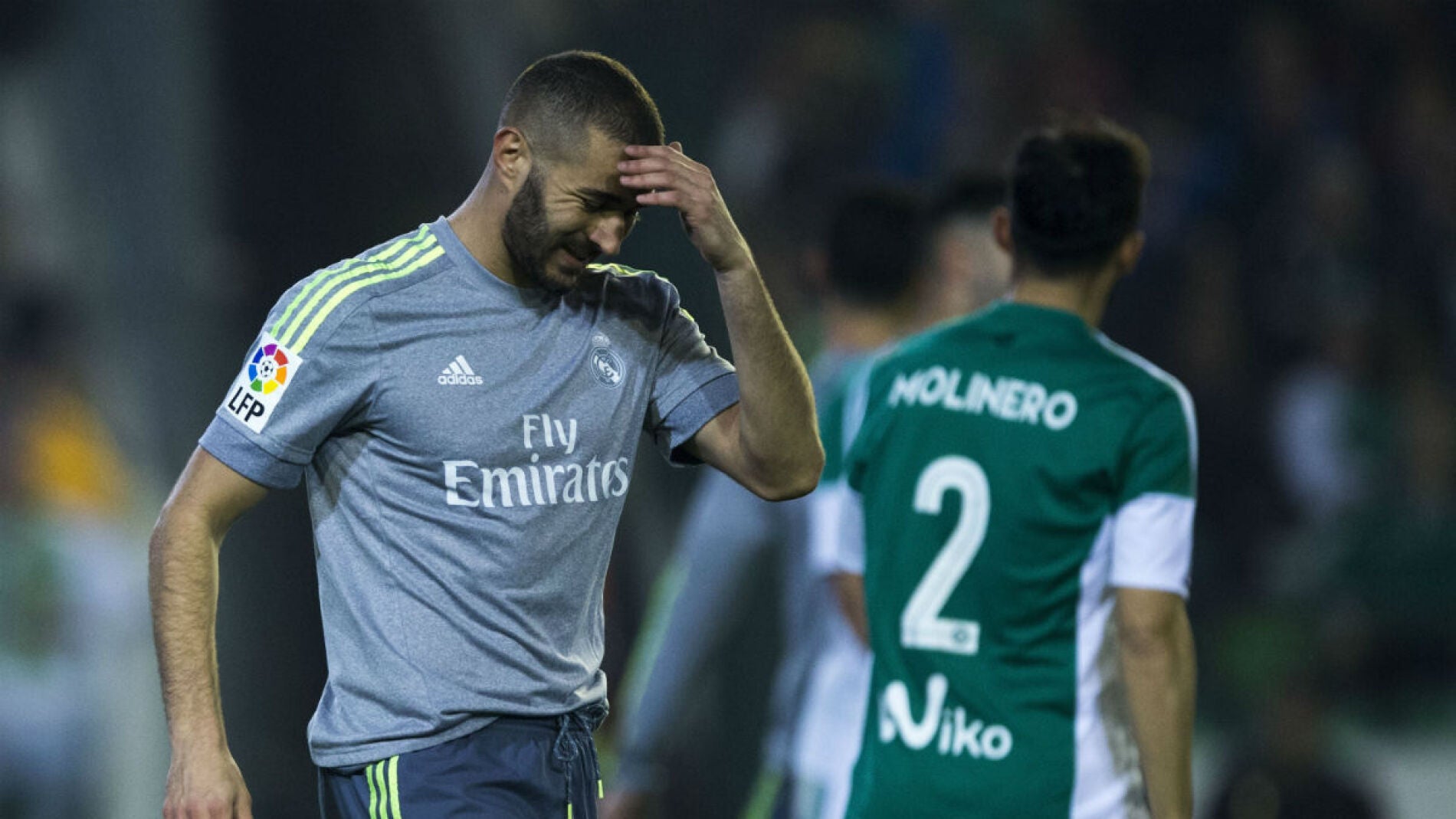 Benzema se lamenta tras una jugada