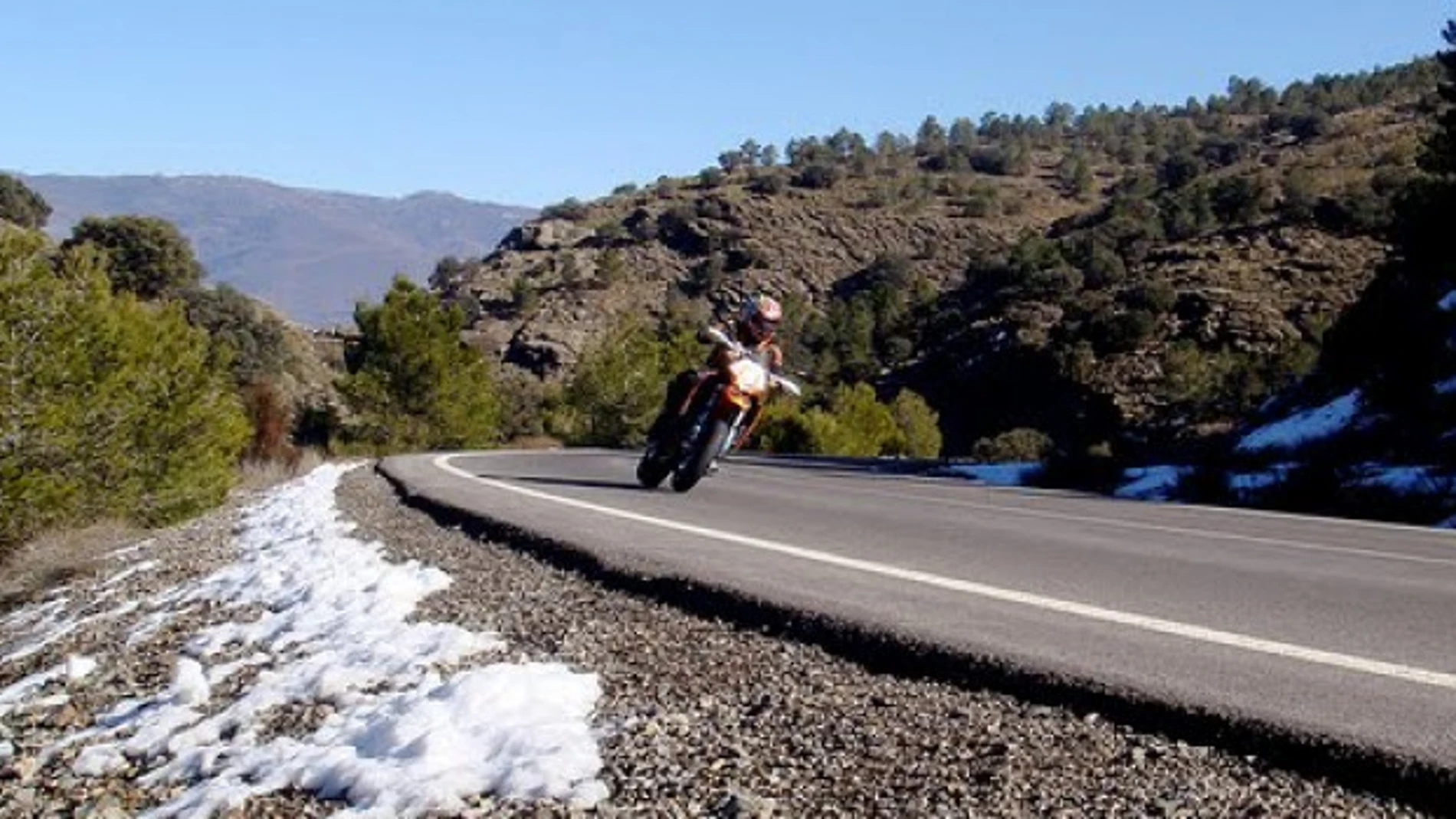 Motorista en invierno Motorista en invierno