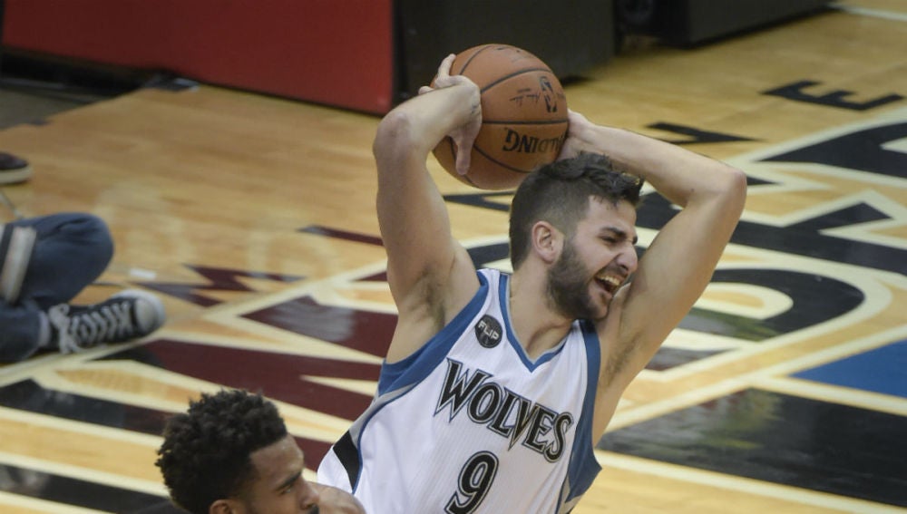 Ricky Rubio pelea por un balón ante Mike Conley y Marc Gasol
