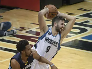 Ricky Rubio pelea por un balón ante Mike Conley y Marc Gasol Ricky Rubio pelea por un balón ante Mike Conley y Marc Gasol