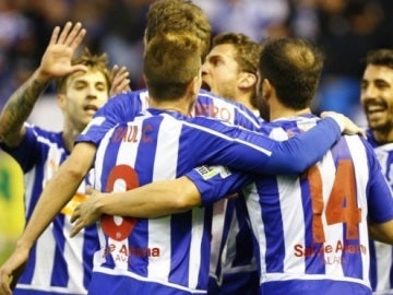 Los jugadores del Alavés celebran un gol frente al Huesca