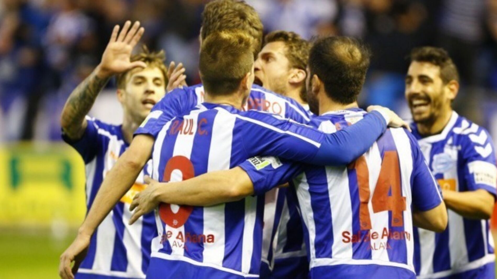 Los jugadores del Alav&eacute;s celebran un gol frente al Huesca