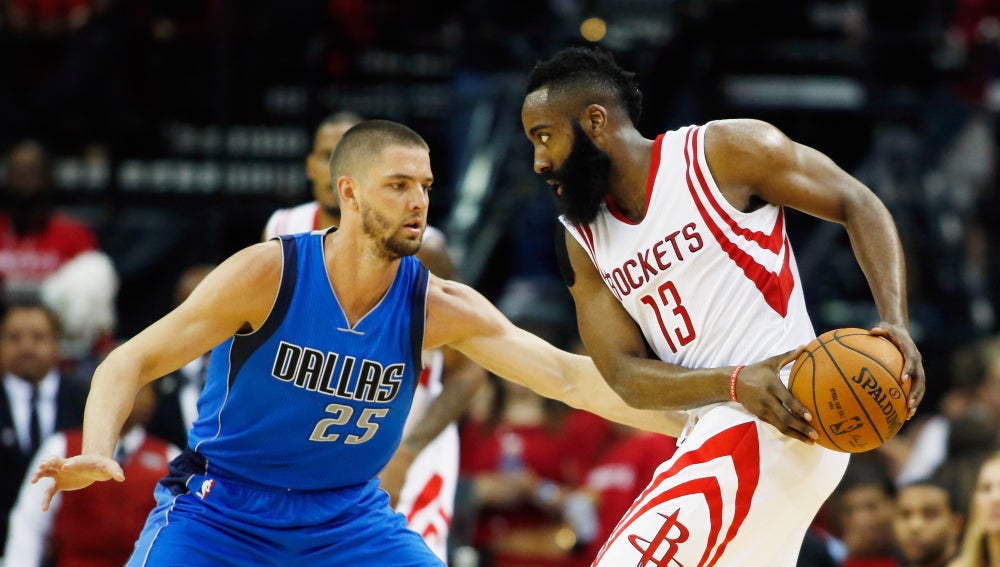 Chandler Parsons (izq) frente a James Harden (dch)