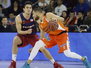 Antoine Diot intenta avanzar ante la presencia de Thomas Satoransky Antoine Diot intenta avanzar ante la presencia de Thomas Satoransky