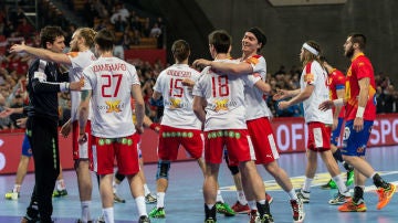 Los jugadores daneses celebran el triunfo ante España