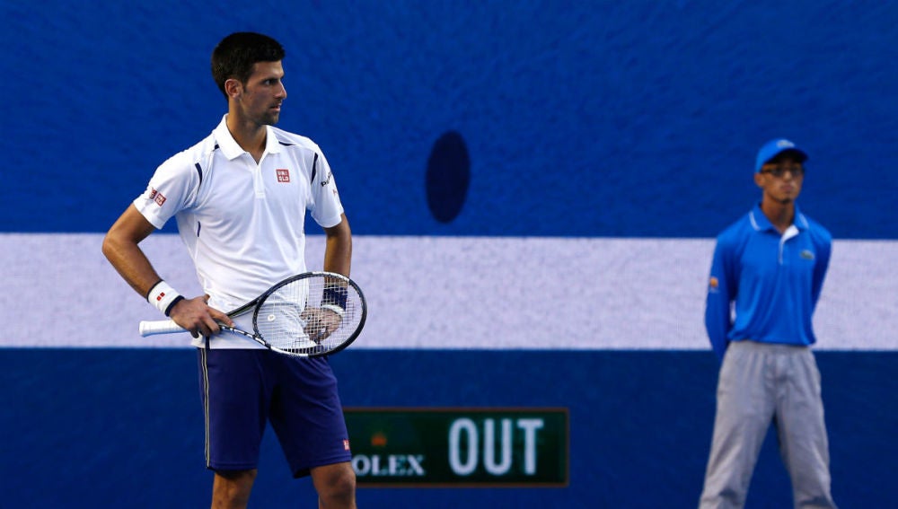 Djokovic, con gesto serio tras un punto ante Simon