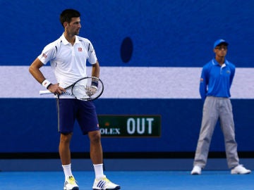 Djokovic, con gesto serio tras un punto ante Simon