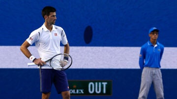 Djokovic, con gesto serio tras un punto ante Simon