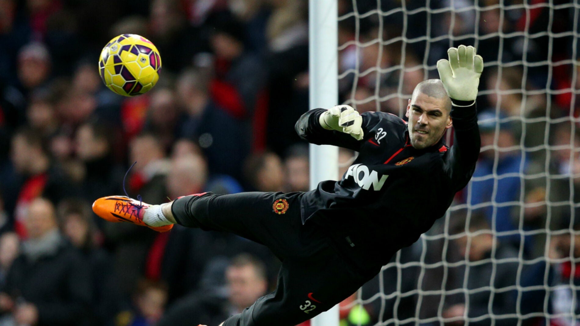 Vald&eacute;s, en un calentamiento con el Man U