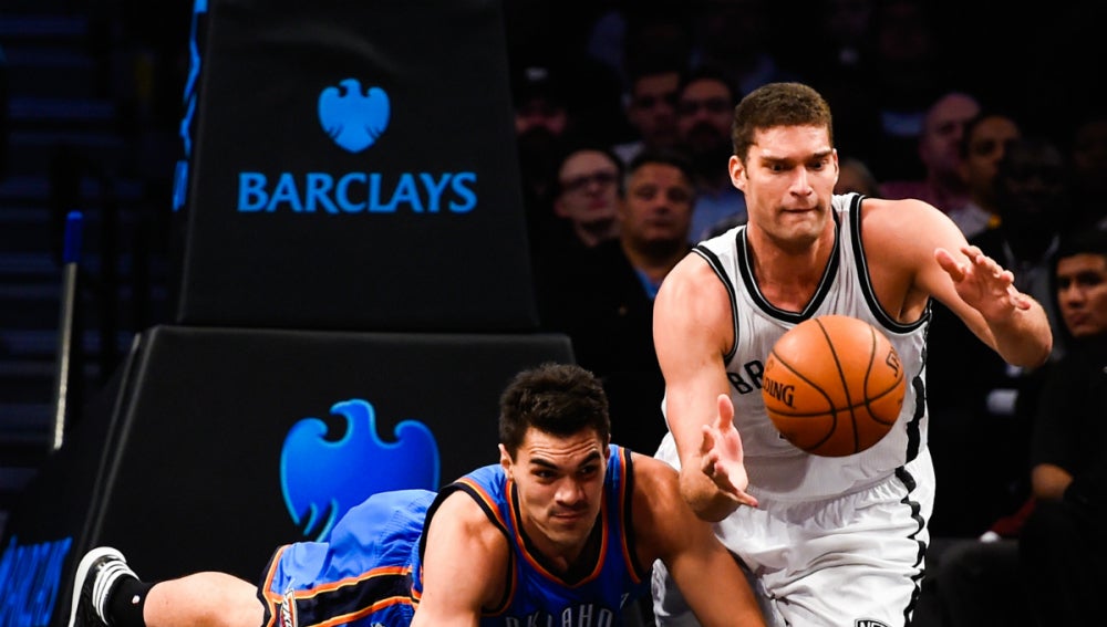 Brook López pelea el balón con Steven Adams
