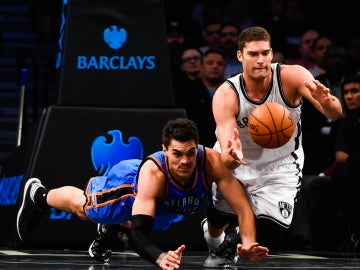 Brook López pelea el balón con Steven Adams