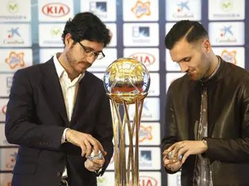 Víctor Sánchez del Amo y Lucas Pérez abren las bolas del sorteo de la Copa del Rey Víctor Sánchez del Amo y Lucas Pérez abren las bolas del sorteo de la Copa del Rey