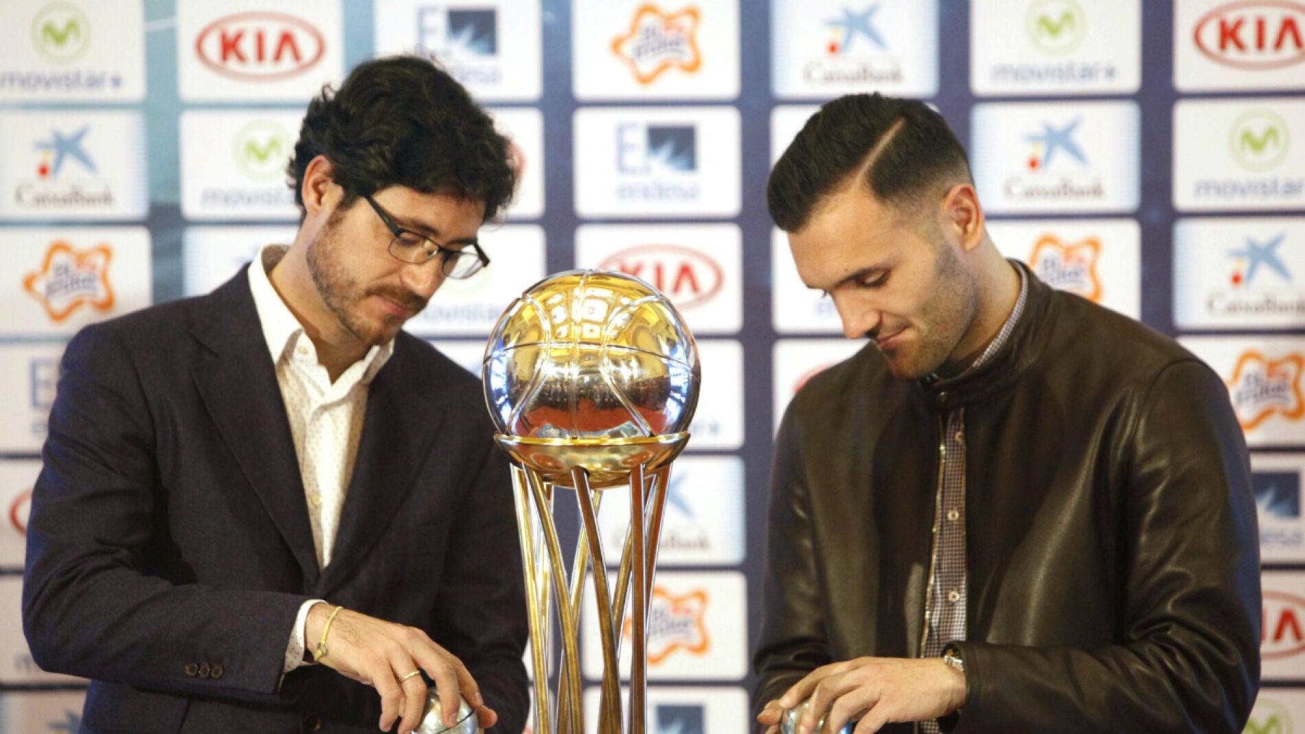 V&iacute;ctor S&aacute;nchez del Amo y Lucas P&eacute;rez abren las bolas del sorteo de la Copa del Rey