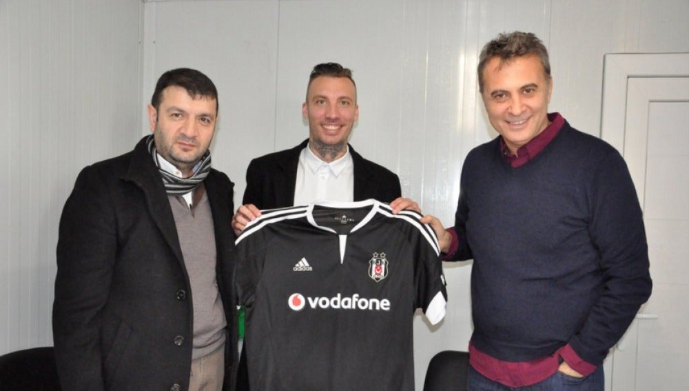 Alexis posando con la camiseta del Besiktas
