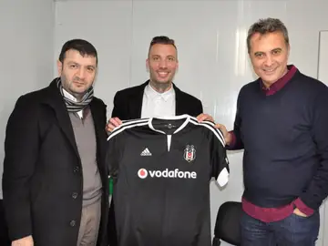 Alexis posando con la camiseta del Besiktas Alexis posando con la camiseta del Besiktas