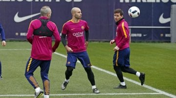 Iniesta, Mascherano y Messi, durante el entrenamiento del Barcelona