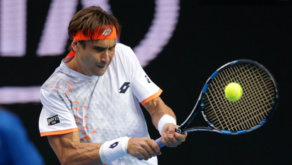 David Ferrer golpea de revés en su partido contra Isner