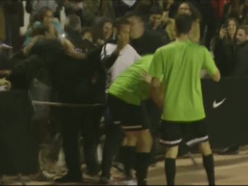 Neymar, agarrado por una aficionada durante una pachanga