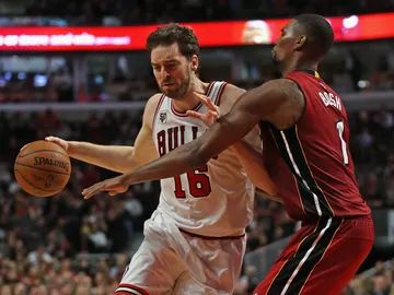 Pau Gasol avanza hacia canasta ante la defensa de Chris Bosh Pau Gasol avanza hacia canasta ante la defensa de Chris Bosh