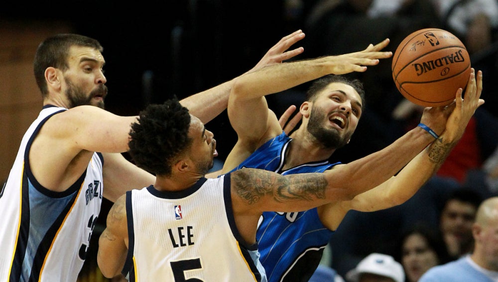 Marc Gasol y Courtney Lee disputan un balón con Fournier