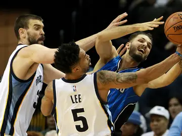 Marc Gasol y Courtney Lee disputan un balón con Fournier Marc Gasol y Courtney Lee disputan un balón con Fournier
