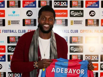 Adebayor posando con la camiseta del Crystal Palace Adebayor posando con la camiseta del Crystal Palace