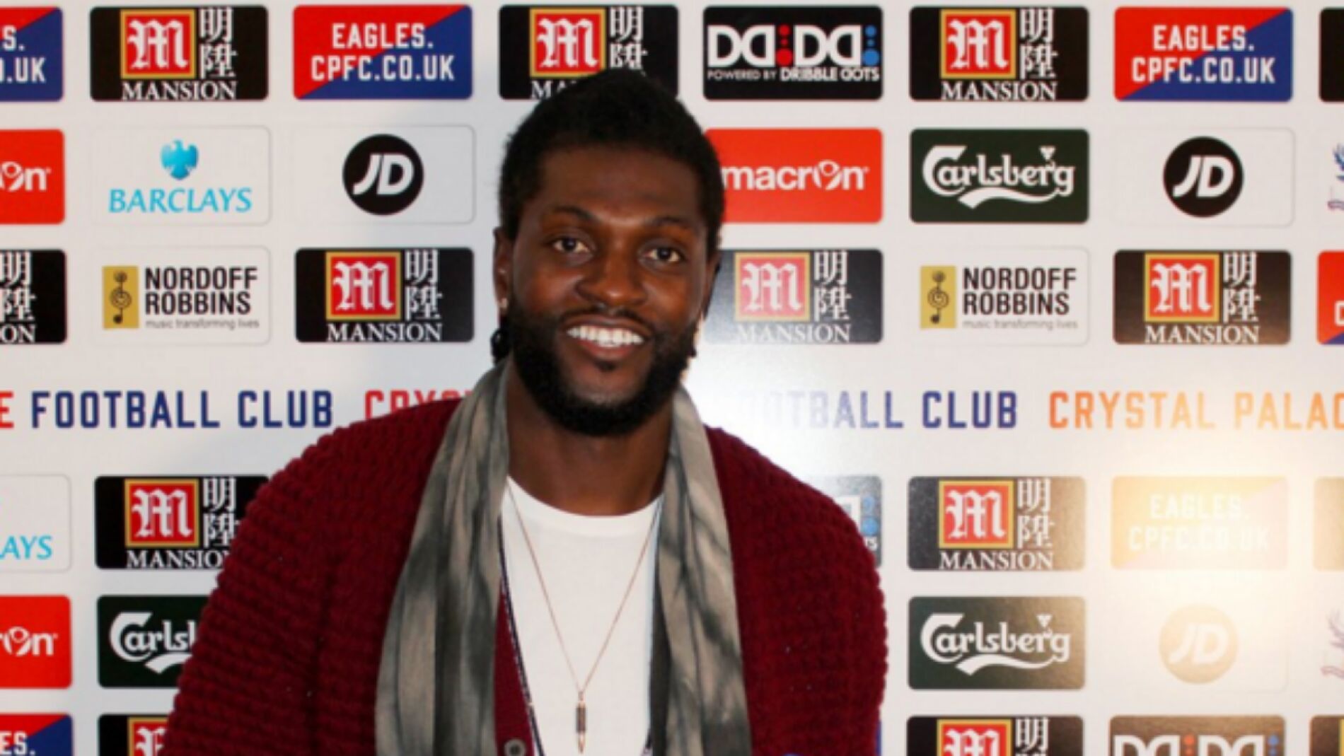 Adebayor posando con la camiseta del Crystal Palace