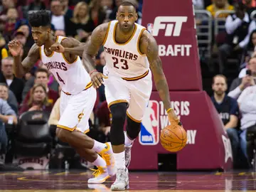 LeBron James dirige el ataque de los Cleveland Cavaliers LeBron James dirige el ataque de los Cleveland Cavaliers