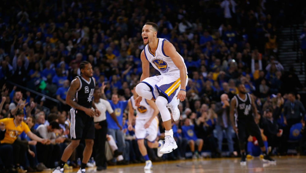 Stephen Curry celebra una canasta ante los San Antonio Spurs