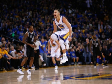 Stephen Curry celebra una canasta ante los San Antonio Spurs