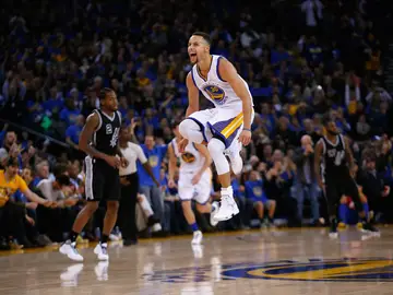 Stephen Curry celebra una canasta ante los San Antonio Spurs Stephen Curry celebra una canasta ante los San Antonio Spurs