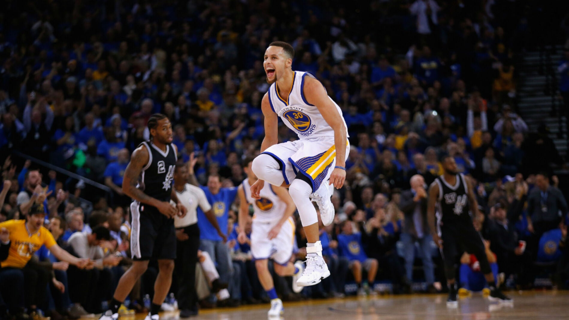Stephen Curry celebra una canasta ante los San Antonio Spurs
