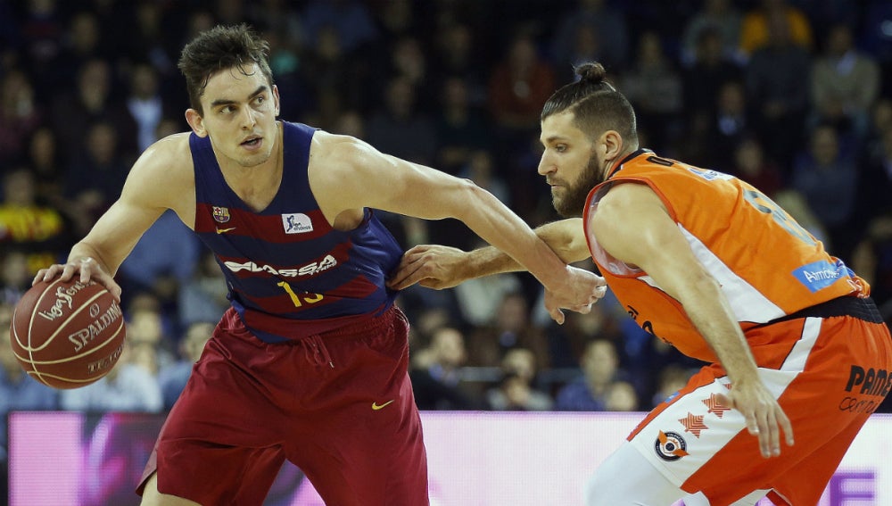 Satoransky, con el balón ante Diot
